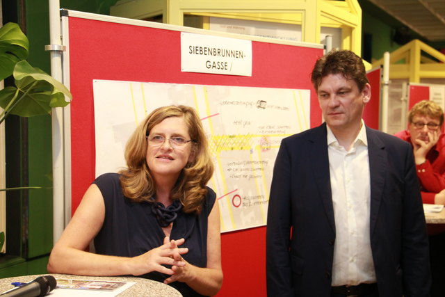 "Unser Ziel ist nun ein gemeinsames Konzept für die Reinprechtsdorfer Straße zu erstellen", erzählt Bezirksvorsteherin Susanne Schaefer-Wiery mit Verkehrsplaner Andreas Käfer.