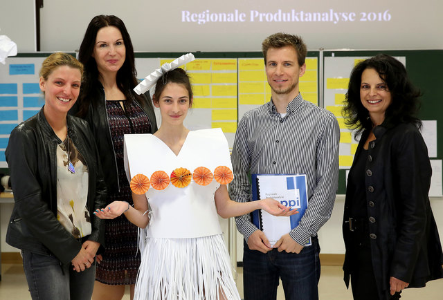 Tina Storer, Schülerin der PTS Deutschfeistritz, durfte das gelungene, alltagstaugliche Papierkleid präsentieren. | Foto: MO