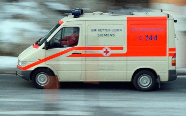 Die Mädchen wurden vom Roten Kreuz ins Krankenhaus Schwarzach gebracht. | Foto: Neumayr (Smbolbild)