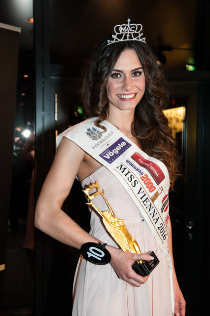 Miss Vienna Kimberly Budinsky hofft auf einen EM-Sieg von Österreich. Wenn nicht, wird sie am Stephansplatz kostenlos Wafferl verteilen. | Foto: Edler
