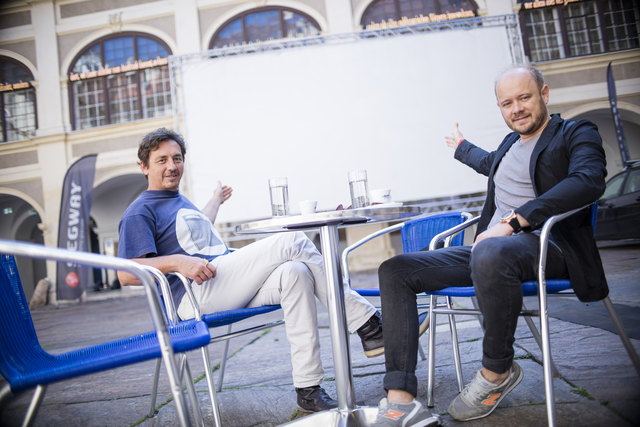 Freuen sich schon auf die EURO: Oliver Binder-Krieglstein und Christian Wolf sorgen im Lesliehof für EM-Feeling. | Foto: Prontolux