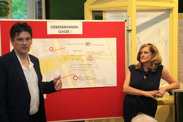 Verkehrsplaner Andreas Käfer mit Bezirksvorsteherin Susanne Schaefer-Wiery.