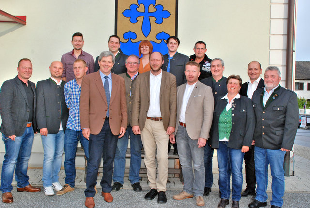 Der neue Gemeinderat der Marktgemeinde Kaindorf, an der Spitze Bgm. Thomas Teubl, mit BH Max Wiesenhofer. | Foto: KK