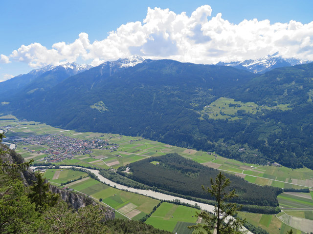 Blick hinunter auf Silz (links) und den Silzer Pirchet, eine Föhrenwaldinsel, die im ansonsten stark landwirtschaftlich genutzten Gelände einen recht auffallenden Rest eines Talwaldes darstellt