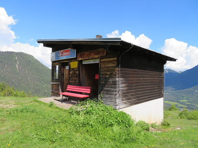 "Sauwetterhütte" wird dieses Häuschen am Gipfel des Grünbergs genannt.Der Sessellift, der einst bis hier herauf Skifahrer brachte, ist seit seinem Abbau im Jahr 2011 Geschichte...