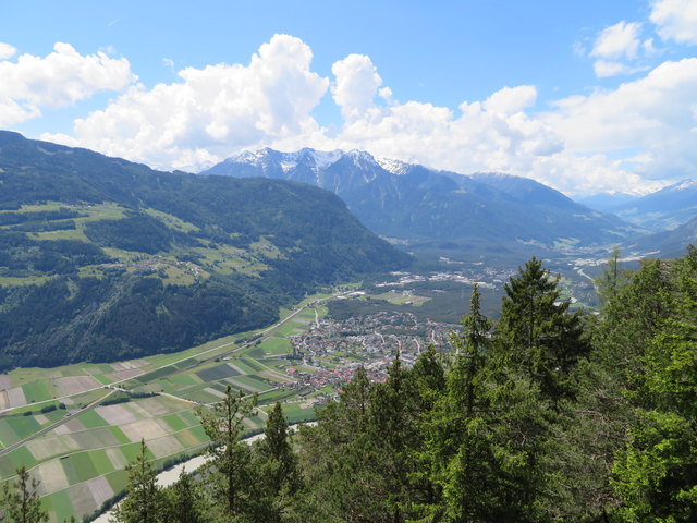 Blick über Haiming und über die bewaldeten Hänge des Ambergs (links) auf den Geigenkamm am Eingang des Ötztals