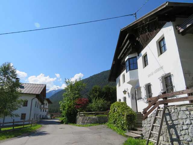 "Lehen´s Hof zu alt Finsterfiecht" steht auf dem alten Gemäuer rechts. Obsteig entstand aus solchen Meierhöfen, die einst teils dem Landesfürsten, teils Klöstern lehenspflichtig waren
