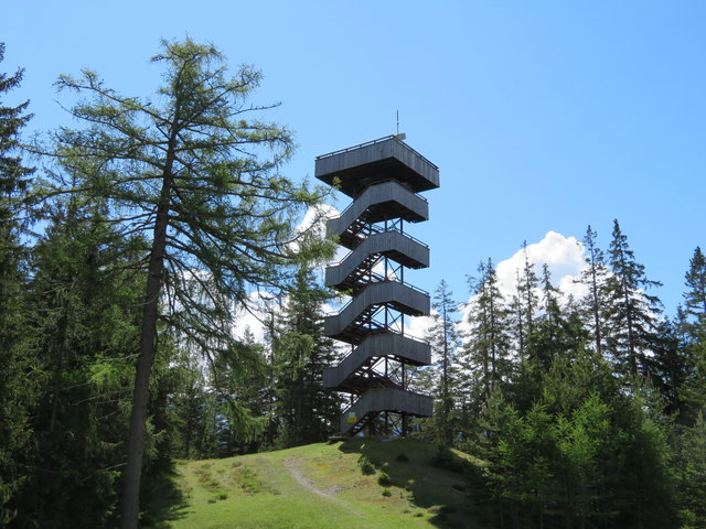 25 Meter weit ragt diese fantastische Konstruktion am 1497m hohen Grünberg Richtung Himmel empor und ermöglicht einen herrlichen Rundblick