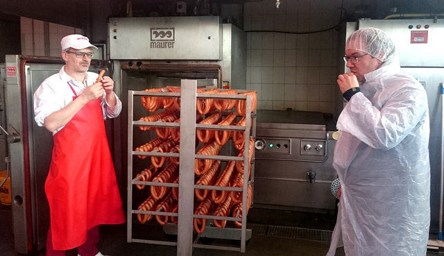 Gaumenfreude inklusive: Das "Frankfurter made by Schweighofer" frisch aus der Selch ließ sich der Experte aus Amerika auf der Zunge zergehen ...