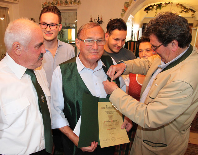 Gold für 50 Jahre Mitgliedschaft: August Adam, Günter Schaar jun., Günter Schaar sen., Seppi Schaar, Gerda Schaar, Franz Hopfgartner (v.l.)