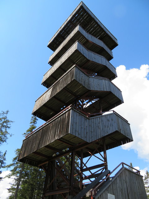 Gestiftet wurde der Aussichtsturm 1972 von der Hünnebeck GmbH. Vielleicht als Bereicherung des bis 2011 hier bestehenden Skigebiets