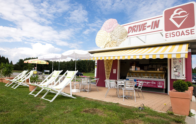 Die Eisoase Wagner am Kreisverkehr in Hartl ist beliebter Treffpunkt für alle Eisliebhaber. | Foto: KK