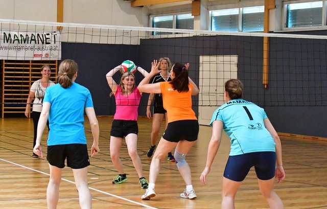 Bei Cachibol wird im Gegenteil zu Volleyball der Ball gefangen und geworfen. | Foto: Mamanet Austria