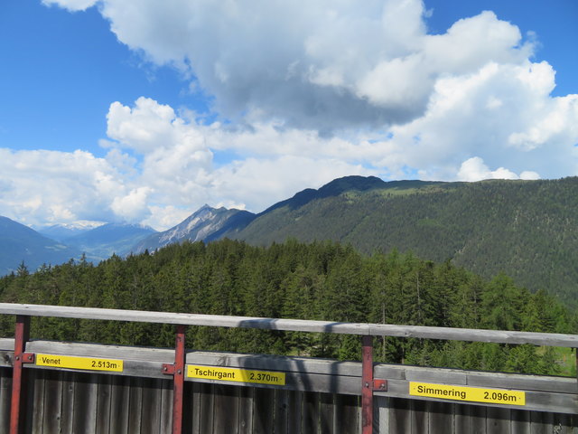 Blick vom Ausssichtsturm Richtung Westen. Dank der Beschilderung weiß man genau, welche Berge man da im Auge hat