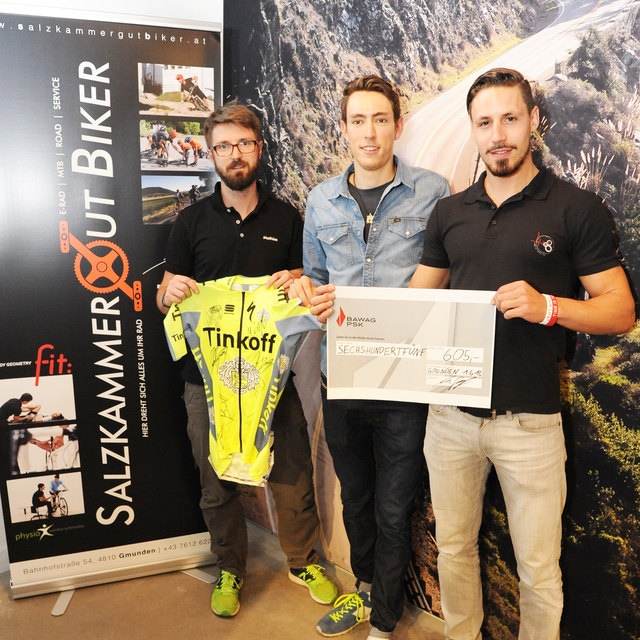 Mathias Freimüller (Salzkammergut Biker), Michael Gogl und Philipp Steiner bei der Scheckübergabe – die 605 Euro kommen "Time is your Life" zugute. | Foto: Karl Humer