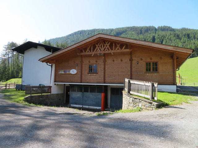 Hier am Grünberglift, wo sich im Winter vor allem kleine Skifahrer vergnügen, beginnt der Anstieg zum 1497 Metter hochgelegenen Gipfel
