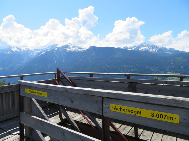 Im Süden schaut man auf die Stubaier Alpen, deren Abschluss zum Ötztal hin der 3007m hohe Acherkogel bildet. Dieser Berg ist der nördlichste Dreitausender Tirols