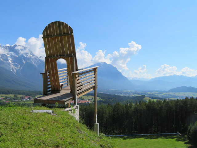 Oberhalb der jetzt sommergrünen Skiwiese steht diese originelle Aussichtsplattform in Gestalt eines überdimensionalen Stuhls