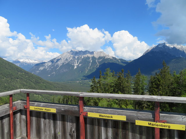 Vor den Bergen ist links der Baumwipfel der Holzleiten Sattel zu sehen. Über diesen Pass kommt man von Obsteig hinunter nach Nassereith und weiter ins Außerfern