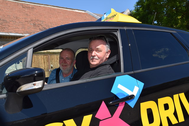 Prüfungsstress: Direktor Manfred Windisch fährt unter den gestrengen Augen von Fahrschulbesitzer Alfred Skarabela.