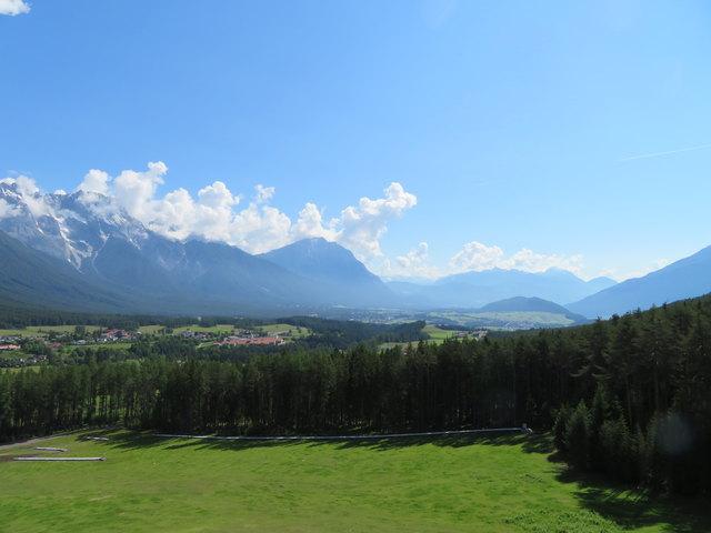 Blick über das Mieminger Plateau und auf die am Horizont aufragende Hohe Munde, die das Mieminger Gebirge im Osten begrenzt