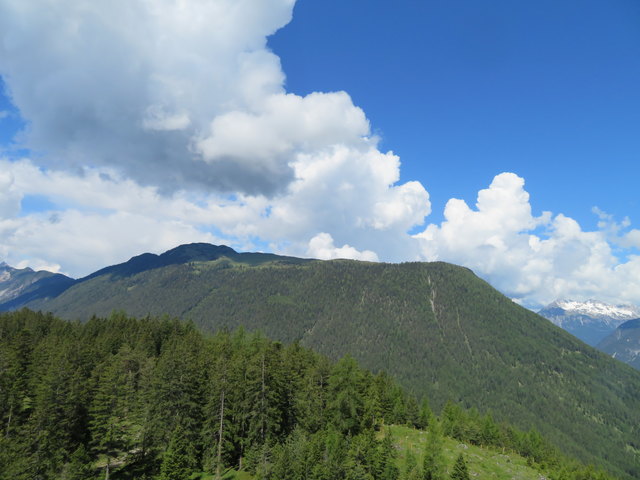 Noch ein Blick hinüber zum westlich gelegenen Simmering, der mit seinem 2096m hohen Gipfel und der ausgedehnten Almfläche zurecht ein beliebtes Ausflugsziel ist