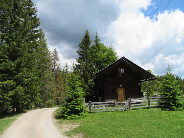 Ein hübsches Häuschen am Wegrand. Bestimmt ideal für ein idyllisches Wochenende...