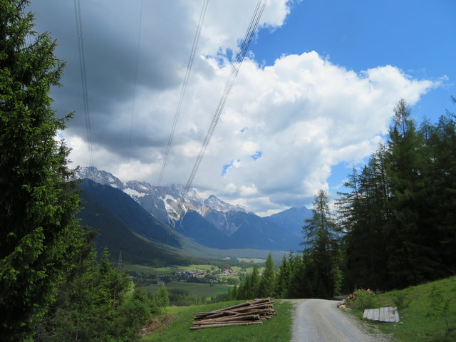 Dunkle Wolken ziehen aus Norden von der Mieminger Bergkette heran und bringen auf dem letzten Abschnitt der Wanderung noch ein paar Regentropfen