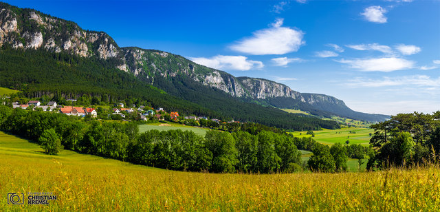 Wie eine Insel liegt die 1.135 Meter hohe und 8km lange Hohe Wand in den Wiener Alpen, im südlichen Niederösterreich und grüßt die Besucher mit beeindruckenden Felswänden.
Gestern war ich am Kienberg, in der Nähe von Zweiersdorf wandern, da entdeckte ich dieses wunderschöne Panorama.