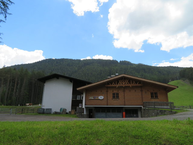 Zufrieden zurück am Fuß des Grünbergs. Und ein leichter Sommerregen kann die Freude über den gelungenen Ausflug nicht trüben