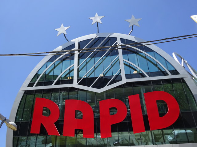Ziemlich groß: Das Rapid-Logo an der Außenseite.