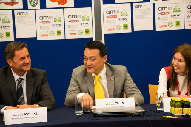 Wegbereiter nach China: Reinhold Matejka (Hypo), Wan Ji Chien (Konfuzius Institut) und Schulleiterin Sonja Draxler (v. l.).