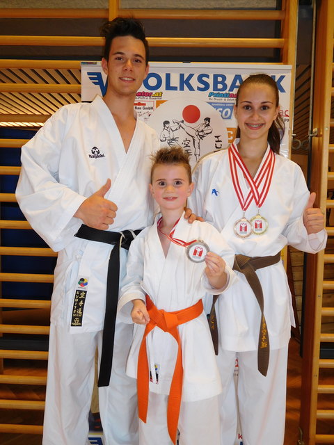 Jana und Lukas Lind (r. und m.) holten insgesamt drei Medaillen. | Foto: KK