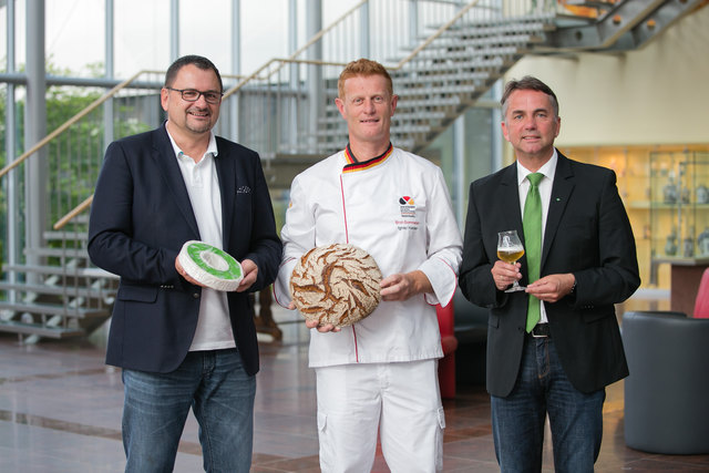 Käsemeister Friedrich Mitterhumer (Geschäftsführer der Schlierbacher Klosterkäserei), Brotsommelier Ignaz Haider (Leiter der backaldrin-Entwicklungsbäckerei), Diplom-Biersommelier Johannes Leitner (Braumeister der Braucommune in Freistadt) (v.l.) | Foto: cityfoto/Roland Pelzl