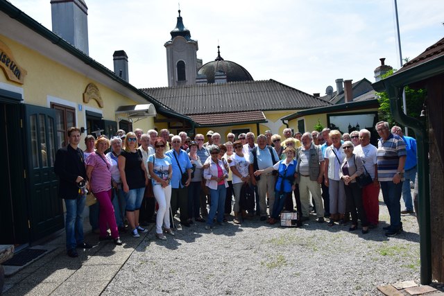 Besuchergruppe mit Museumsdirektor Bachtrögl (Bild links)