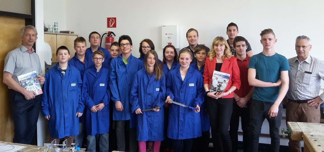 Schüler der 4B bei der Feilenübergabe mit Lehrlingsbeauftragtem Raimund Tautscher von Mahle-Filtersystem | Foto: KK