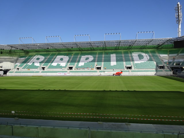 In grünes Licht getaucht wird die Tribüne. Die Sessel werden noch montiert.