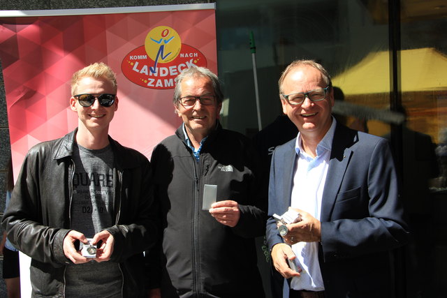 Die Mitglieder der Leistungsgemeinschaft verteilten Geschenke zum Vatertag – im Bild: Mathias Weinseisen, Peter Hergel und Obm. Martin Winkler.