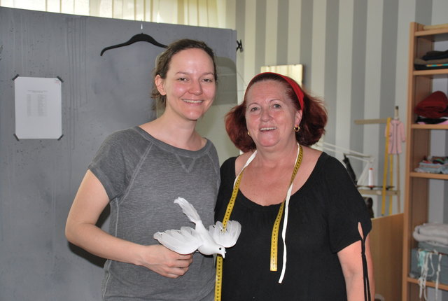 Daphne Katziner und Gerti Haberl-Maschessnig kreieren und fertigen die Kostüme für das Ensemble Porcia