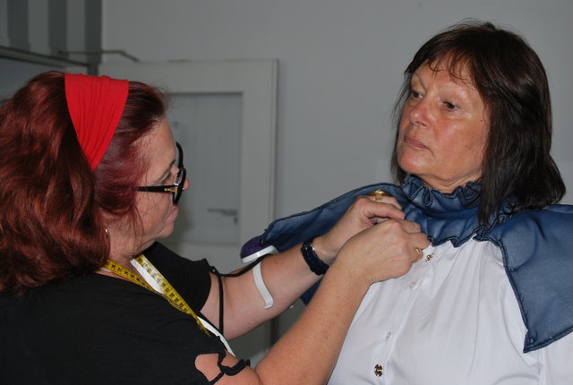 Susanne Altschul wird in ihr Kostüm gesteckt - dabei können sich durchaus auch noch Änderungen ergeben