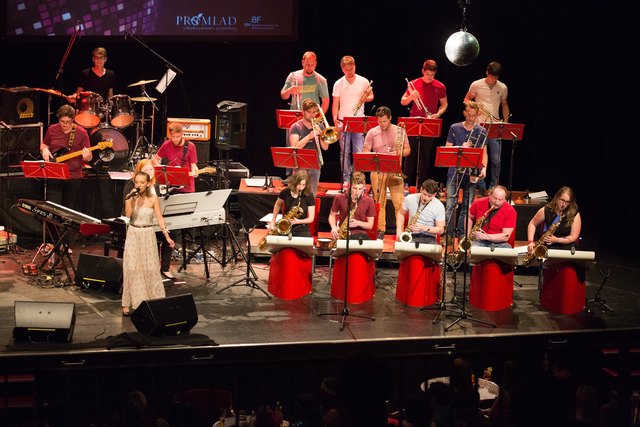 Pia Kulmesch mit der New Times Bigband | Foto: KK