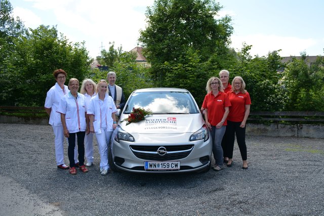 Die Mitarbeiterinnen der Volkshilfe NÖ mit Pfarrer Hans Kowar und ihrem neuen Dienstauto un Wieselburg.