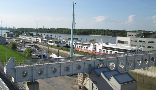 ... während in der rechten Schleuse ein regelrechter Stau entsteht, sinkt der Wasserpegel in der linken Kammer ...