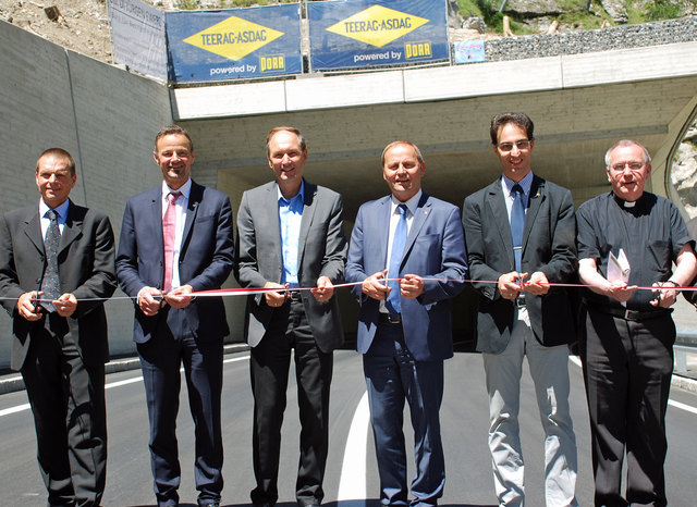 Offizielle Verkehrsfreigabe der Niklasgalerie durch Günter Guglberger und Christian Molzer von der Landesstraßenverwaltung, Günter Heppke vom Baubezirksamt Imst, LHStv Josef Geisler, dem Nauderer Bgm Helmut Spöttl und Pfarrer Christoph Giewald. | Foto: Land Tirol