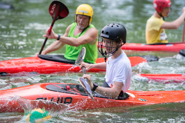 Fußball im Wasser: Anstatt mit Füßen wird hier mit Kanu und Paddel gespielt