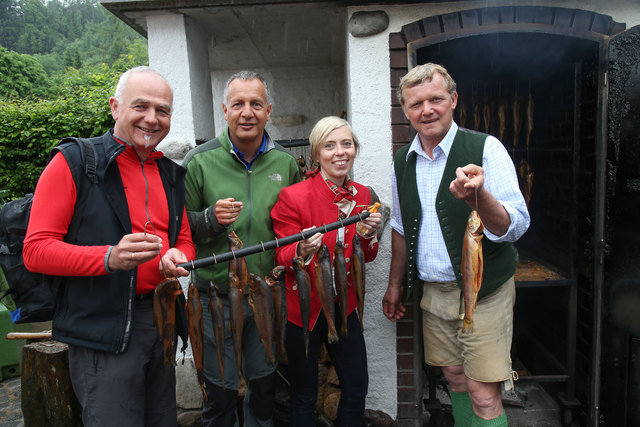 (v.l.n.r.) Johannes Peinsteiner (Aufsichtsratsvorsitzender STMG), Michael Spechtenhauser (Geschäftsführer STMG), Hildegund Schirlbauer (GF Fuschlsee Tourismus GmbH) und Fischermeister Gerhard Langmaier beim Räucherofen der neuerbauten Schlossfischerei am Fuschlsee. | Foto: Franz Neumayr