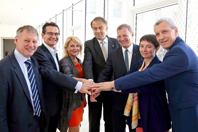 Univ.-Prof. Dr. theol. Franz Gruber (Rektor Katholische Privatuniversität Linz), Mag. Herbert Gimpl (Rektor PH Oberösterreich), Univ. Prof. in Dr. in Ursula Brandstätter (Rektorin Anton Bruckner Privatuniversität Linz), Univ.-Prof. Mag. Dr. Meinhard Lukas (Rektor Johannes Kepler Universität Linz), Mag. Thomas Stelzer (Landeshauptmann-Stellvertreter), Hofrätin Dr.iur. Christine Windsteiger (Vizerektorin Kunstuniversität Linz), Mag. Franz Keplinger (Rektor Private Pädagogische Hochschule der Diözese Linz) | Foto: Land OÖ/Schauer