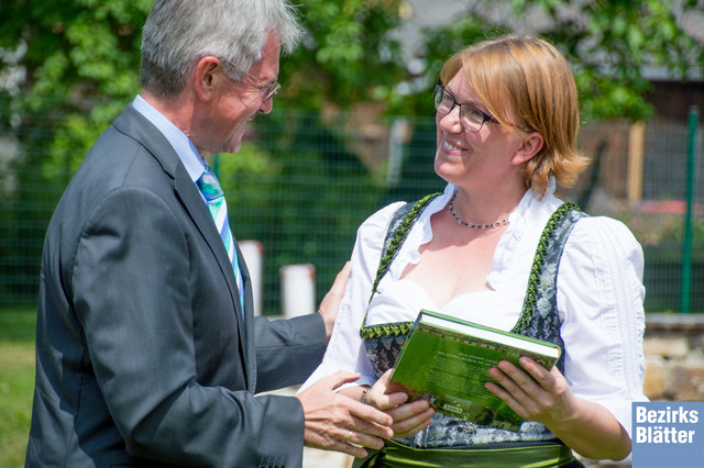 Landesrat Karl Wilfing übergab ein Buch "Das etwas andere Weinviertel" an Michaela Koller. | Foto: Schlüsselberger