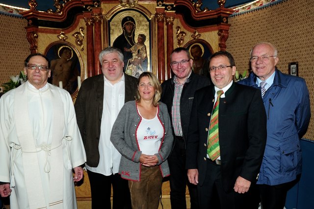 Freude bei Pfarrer Sigmund, Alfred Schmid, Elke Budweiser, LR Johannes Tratter, Bgm. Toni Schiffmann  und LT-Präs. Herwig van Staa (v.l.n.r.)