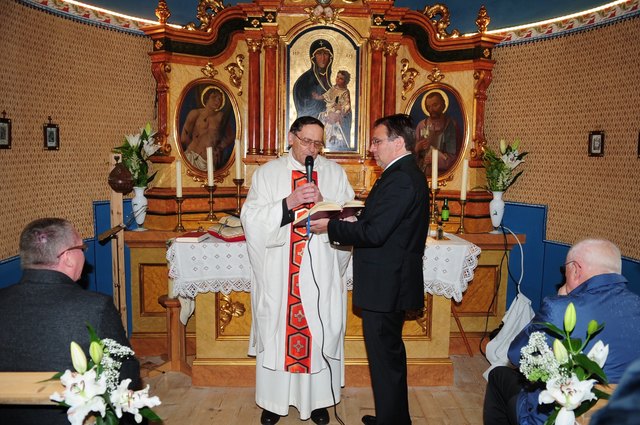 Pfarrer Sigmund mit Bgm. Schiffmann als Messhelfer, flankiert von LT-Präs- van Staa (re.) und LR Tratter (li.).